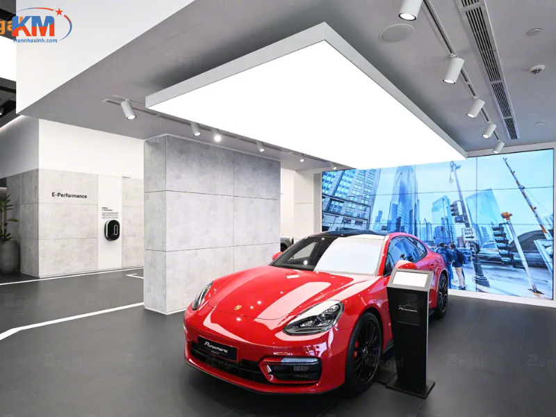 Trần xuyên sáng ánh sáng đa sắc showroom (3) Trần xuyên sáng ánh sáng đa sắc showroom (3)